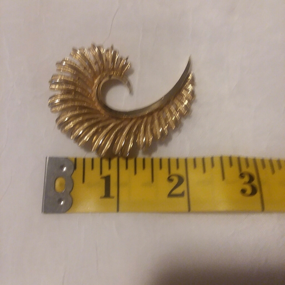 VINTAGE CORO BROOCH SWIRLED FEATHER - Picture 7 of 7